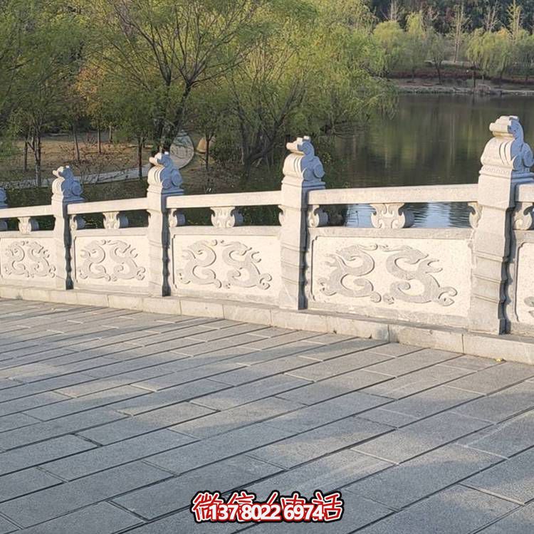 精美青石浮雕石拱橋裝飾，營造舒適安全的公園氛圍