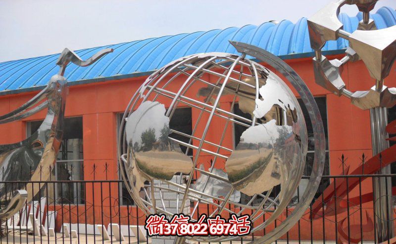 白鋼鏤空地球儀雕塑，為公園增添創意裝飾
