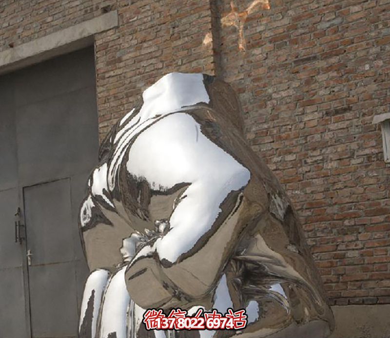 不銹鋼拳頭雕塑，為城市廣場增添力量與鏡面光彩