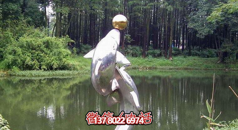 不銹鋼海豚雕塑，為小河邊增添游玩樂趣