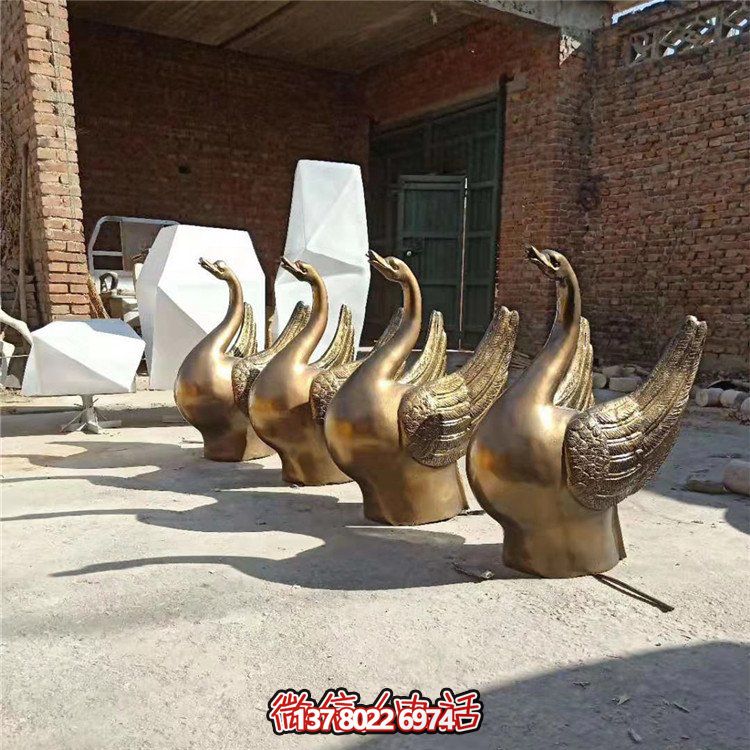 仿銅噴水雕塑，玻璃鋼景觀天鵝水池，為廣場園林?jǐn)[放