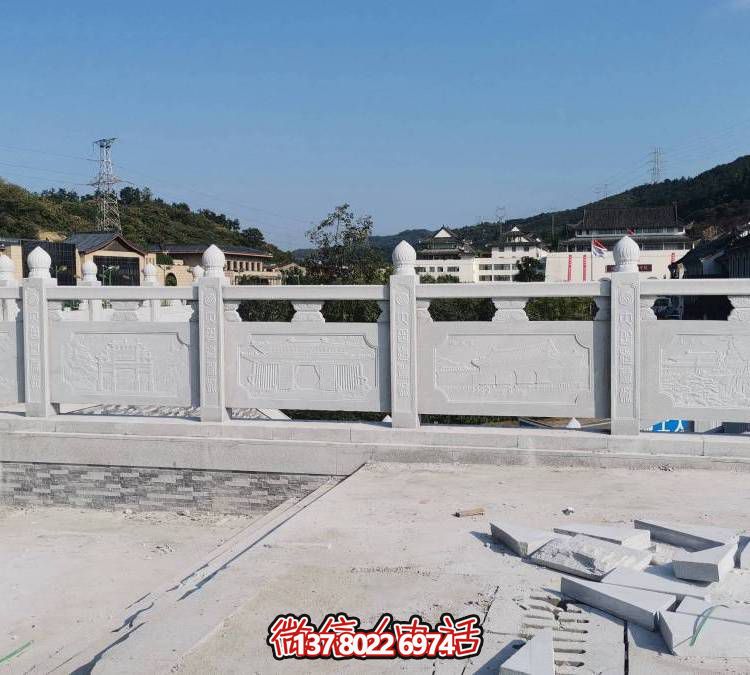 精美大理石雕塑，飾以圍欄的戶外河道裝飾