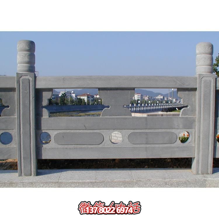 青石雕刻欄桿欄板，點綴美麗河道