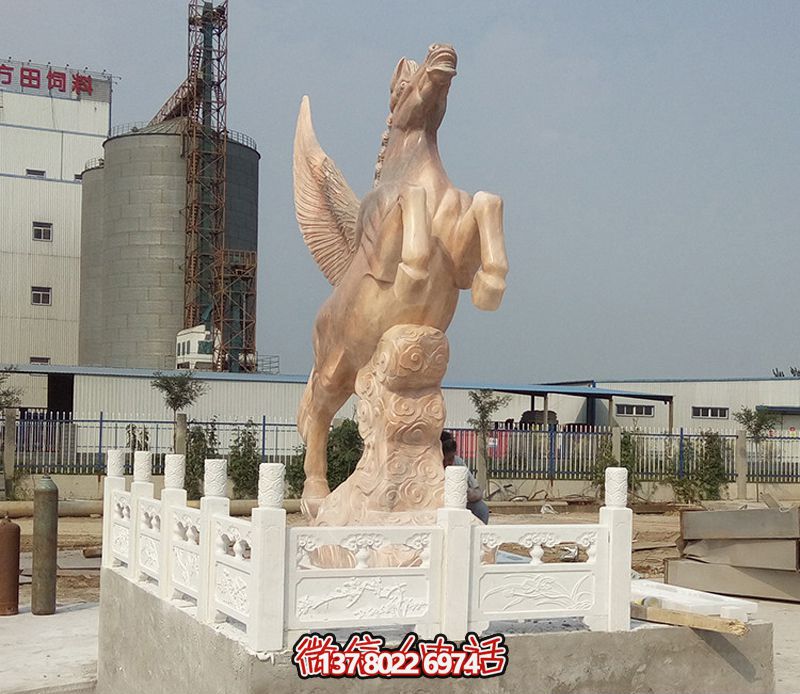 飛馬石雕創(chuàng)意雕塑，點(diǎn)綴廣場(chǎng)上的黃蠟石