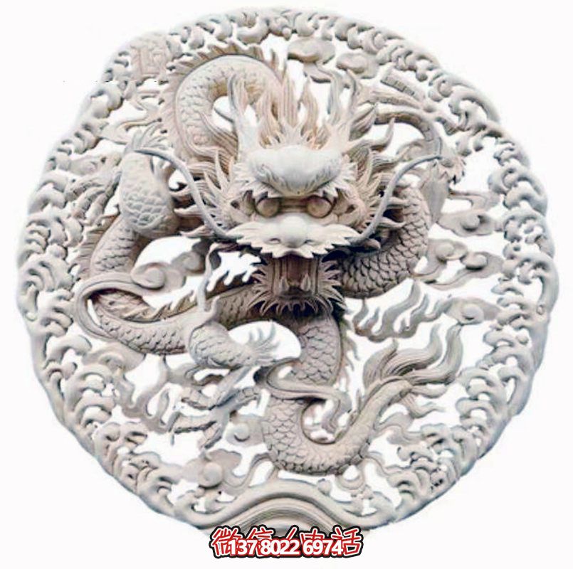 精美龍紋浮雕裝飾大門，點綴祠堂大門口