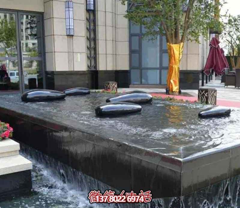 創意水中鵝卵石雕塑，為酒店池塘帶來抽象美感