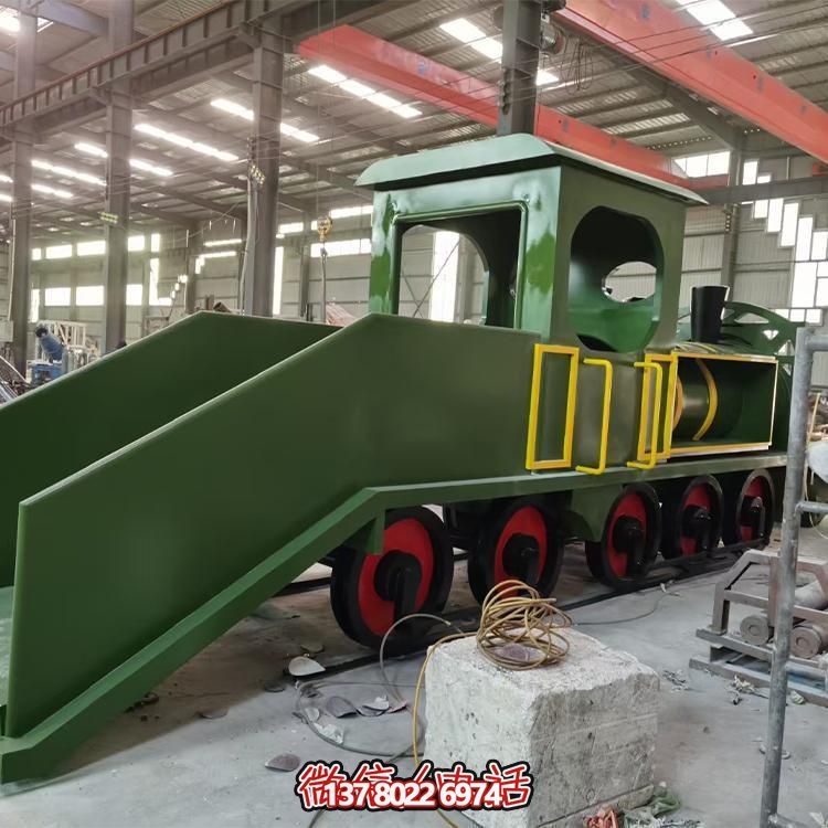 精致不銹鋼車頭雕塑，給游樂園增添時尚色彩