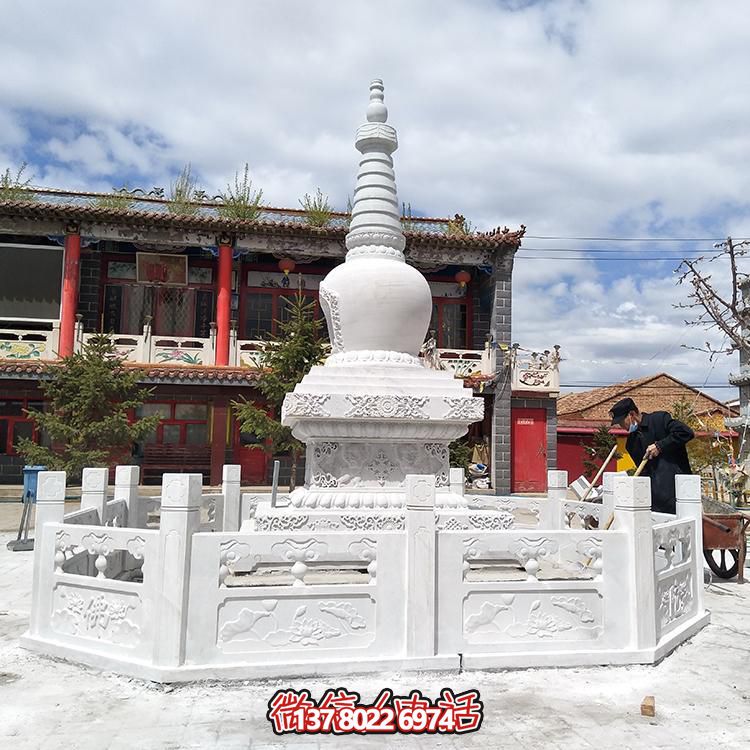 大型石雕舍利塔，宗教寺廟裝置