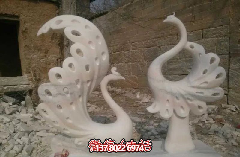 不銹鋼鏤空孔雀雕塑，點(diǎn)綴公園湖邊