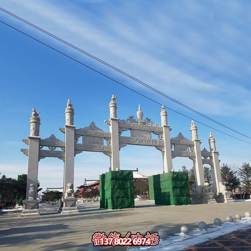新款漢白玉牌坊，美觀而古樸的石六柱，為寺院和景區增添靈氣