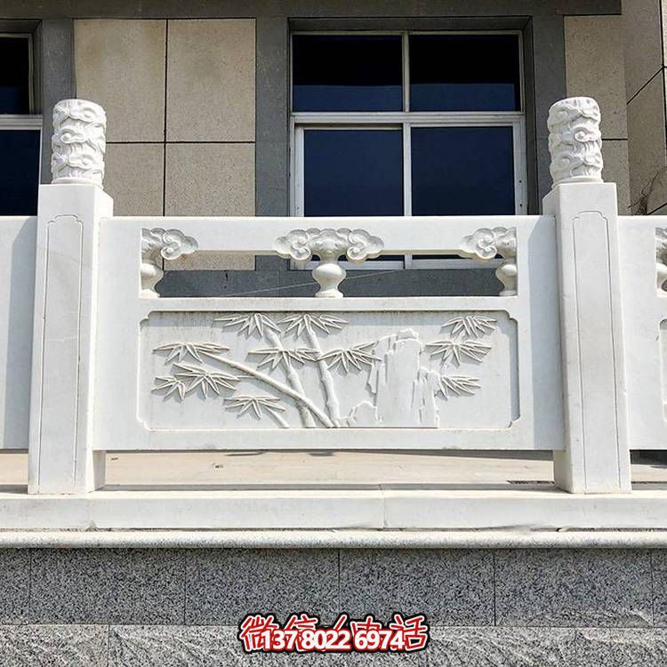 精致古典庭院雕飾浮雕石柱、欄桿、欄板，營造溫馨園林