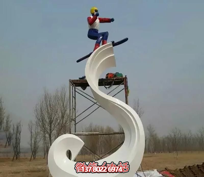 彩繪不銹鋼雕塑，把滑雪運動主題人物雕刻到廣場上