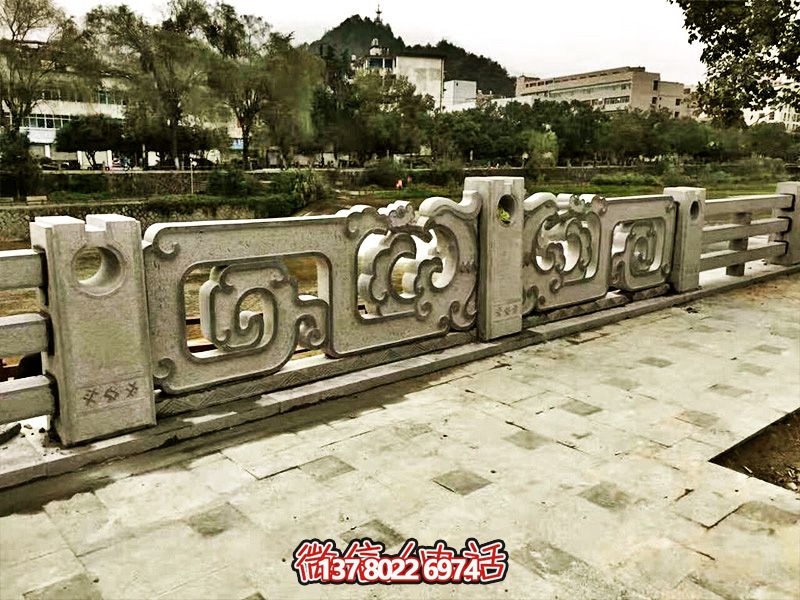 大理石石欄桿鏤空雕塑，讓湖邊的裝飾更加完美