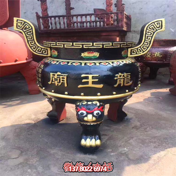 精美彩繪金漆圓形香爐，為寺廟添彩