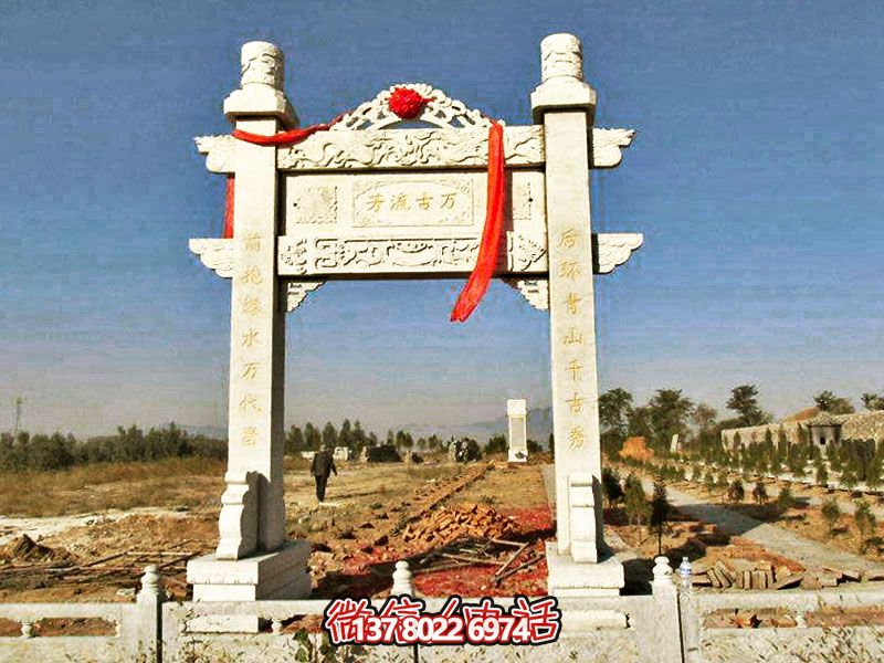花崗巖簡易牌坊，擺放石墓地