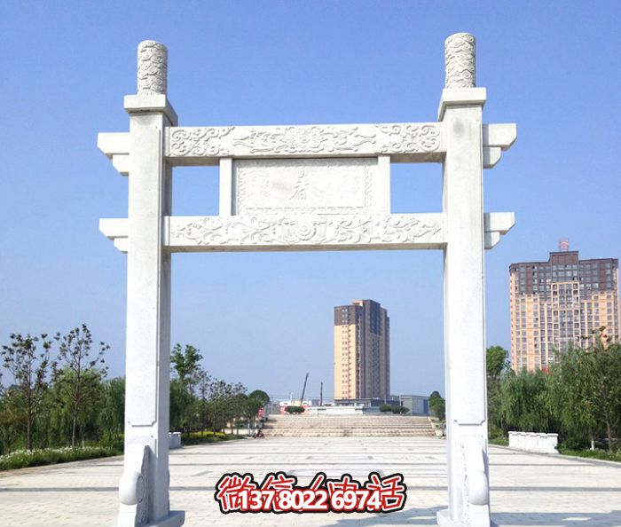 簡易大理石牌樓，為公園廣場擺放單門