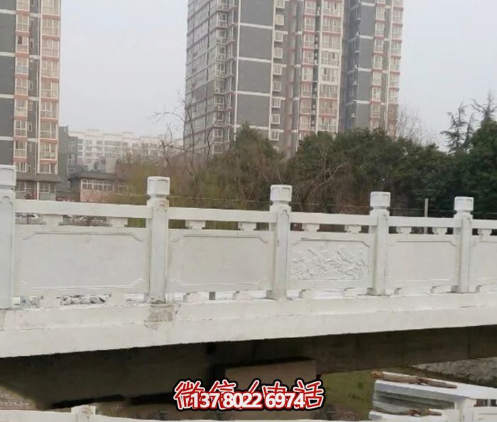 漢白玉鑲嵌欄桿，雕塑點綴美麗小區公園