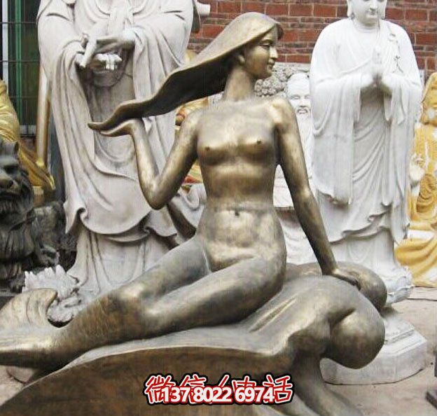街道上擺放的手摸頭發(fā)的玻璃鋼噴漆美人魚(yú)雕塑